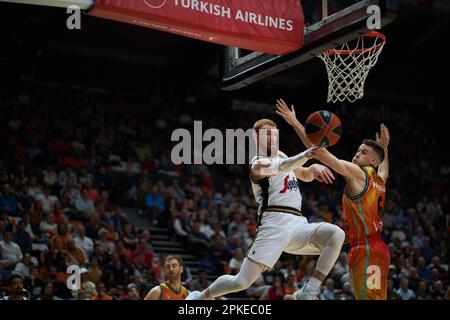 Niccolo Mannnion von Virtus Segafredo Bologna Roster (L) und Xabi Lopez Arostegui von Valencia Corb (R) in Aktion während der regulären Saison der EuroLeague von Turkish Airlines Runde 33 am 6. April 2023 in der Sporthalle Fuente de San Luis in Valencia, Spanien. Valencia Basket 79:68 Virtus Segafredo Bologna Roster (Foto: Vicente Vidal Fernandez/Sipa USA) Kredit: SIPA USA/Alamy Live News Stockfoto