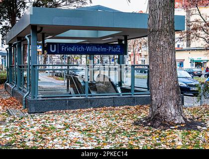 U-Bahn-Station Friedrich-Wilhelm-Platz der Linie U9 in Friedenau, Tempelhof-Schöneberg, Berlin Stockfoto