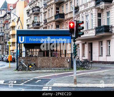 U-Bahn-Station Friedrich-Wilhelm-Platz der Linie U9 in Friedenau, Tempelhof-Schöneberg, Berlin Stockfoto