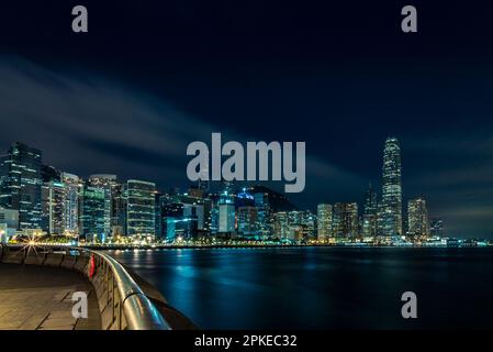 Blick auf die Skyline von Hongkong von der Promenade Stockfoto
