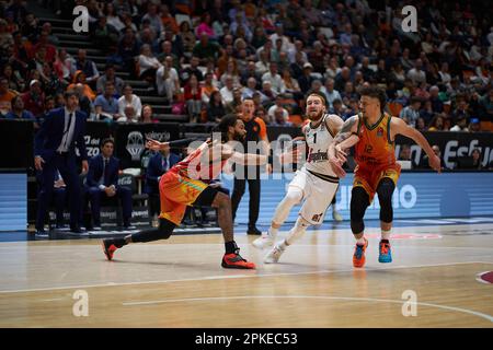 James Web von Valencia Corb (L), Niccolo Mannnion von Virtus Segafredo Bologna Roster (C) und Jonah Radebaugh von Valencia Corb (R) in Aktion während der regulären Saison der EuroLeague von Turkish Airlines Runde 33 am 6. April 2023 in der Fuente de San Luis Sport Hall in Valencia, Spanien. Valencia Basket 79:68 Virtus Segafredo Bologna Roster (Foto: Vicente Vidal Fernandez/Sipa USA) Kredit: SIPA USA/Alamy Live News Stockfoto