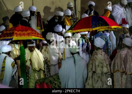 Ostermesse vor den Mauern von Bete Medhane Alem in Lalibela während der heiligen äthiopisch-orthodoxen Osterfeier der Fasika Stockfoto