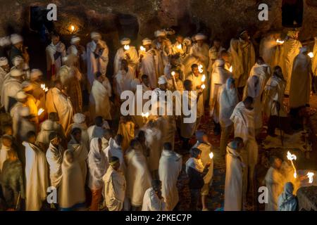 Pilger vor dem von Felsen gehauenen Tempel von Bete Giyorgis in Lalibela während der heiligen äthiopisch-orthodoxen Osterfeier der Fasika Stockfoto