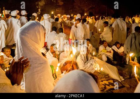 Pilger vor dem von Felsen gehauenen Tempel von Bete Giyorgis in Lalibela während der heiligen äthiopisch-orthodoxen Osterfeier der Fasika Stockfoto