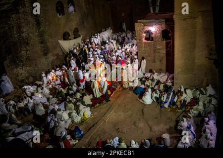 Ostermesse vor den Mauern von Bete Medhane Alem in Lalibela während der heiligen äthiopisch-orthodoxen Osterfeier der Fasika Stockfoto