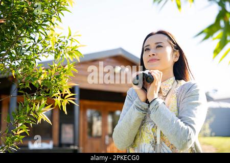 Frau mit dem Fernglas Stockfoto