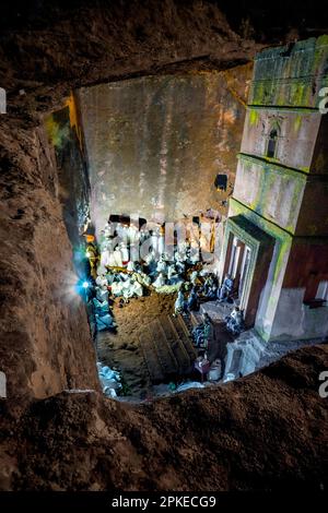 Pilger vor dem von Felsen gehauenen Tempel von Bete Giyorgis in Lalibela während der heiligen äthiopisch-orthodoxen Osterfeier der Fasika Stockfoto