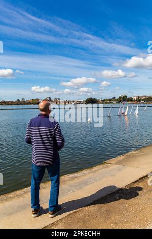 Poole, Dorset, UK. 7. April 2023 Wetter in Großbritannien: Fans von funkgesteuerten Booten fahren an einem schönen, warmen Osterfreitag in der 1-Meter-Klasse um den Poole Park See. Kredit: Carolyn Jenkins/Alamy Live News Stockfoto