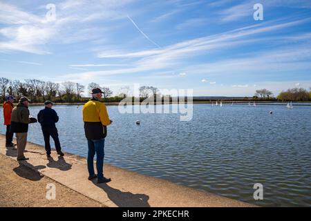 Poole, Dorset, UK. 7. April 2023 Wetter in Großbritannien: Fans von funkgesteuerten Booten fahren an einem schönen, warmen Osterfreitag in der 1-Meter-Klasse um den Poole Park See. Kredit: Carolyn Jenkins/Alamy Live News Stockfoto