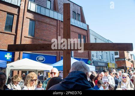 Maidenhead, Berkshire, Großbritannien. 7. April 2023. Kirchengäste aus sechs verschiedenen Kirchen in Maidenhead, die sich heute am Osterfreitag in christlicher Einheit zusammengeschlossen haben, für die Kirchen zusammen in Maidenhead, jährlicher Zeugenspaziergang, durch die Stadt. Sie sangen Hymnen zur Musik der Heilsarmee und hörten bibelgebete, einschließlich des feierlichen Todes Jesu und seiner Kreuzigung. Kredit: Maureen McLean/Alamy Live News Stockfoto