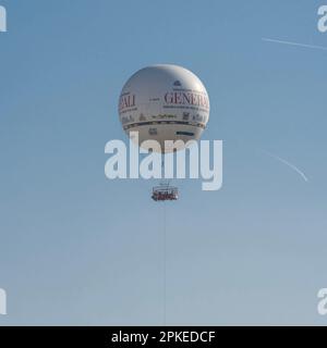 Paris, Frankreich - 04 05 2023: Heißluftballon am Himmel von Paris Stockfoto