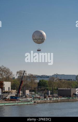 Paris, Frankreich - 04 05 2023: Heißluftballon am Himmel von Paris Stockfoto