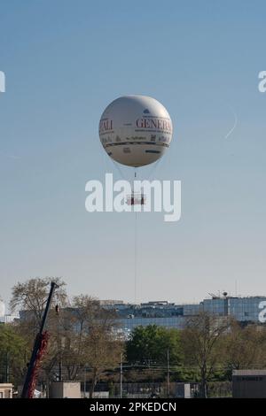 Paris, Frankreich - 04 05 2023: Heißluftballon am Himmel von Paris Stockfoto