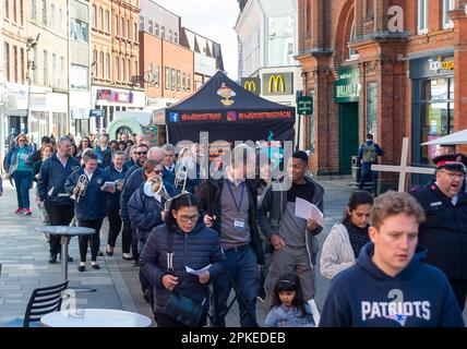 Maidenhead, Berkshire, Großbritannien. 7. April 2023. Kirchengäste aus sechs verschiedenen Kirchen in Maidenhead, die sich heute am Osterfreitag in christlicher Einheit zusammengeschlossen haben, für die Kirchen zusammen in Maidenhead, jährlicher Zeugenspaziergang, durch die Stadt. Sie sangen Hymnen zur Musik der Heilsarmee und hörten bibelgebete, einschließlich des feierlichen Todes Jesu und seiner Kreuzigung. Kredit: Maureen McLean/Alamy Live News Stockfoto