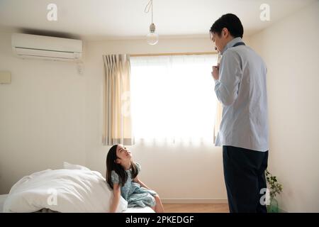 Vater und Mädchen machen sich zu Hause fertig Stockfoto