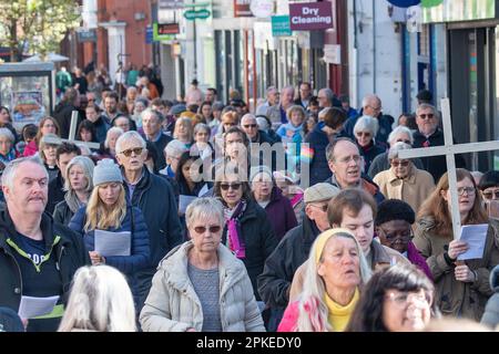 Maidenhead, Berkshire, Großbritannien. 7. April 2023. Kirchengäste aus sechs verschiedenen Kirchen in Maidenhead, die sich heute am Osterfreitag in christlicher Einheit zusammengeschlossen haben, für die Kirchen zusammen in Maidenhead, jährlicher Zeugenspaziergang, durch die Stadt. Sie sangen Hymnen zur Musik der Heilsarmee und hörten bibelgebete, einschließlich des feierlichen Todes Jesu und seiner Kreuzigung. Kredit: Maureen McLean/Alamy Live News Stockfoto