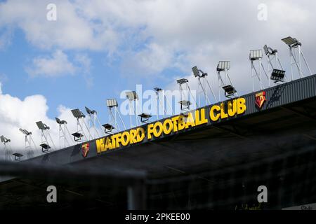 Vor dem Sky Bet Championship-Spiel Watford vs Huddersfield Town in der Vicarage Road, Watford, Großbritannien, 7. April 2023 (Foto von Juan Gasparini/News Images) in, am 4./7. April 2023, ist eine detaillierte Ansicht des Watford Football Club-Abzeichens auf den Tribünen zu sehen. (Foto: Juan Gasparini/News Images/Sipa USA) Guthaben: SIPA USA/Alamy Live News Stockfoto