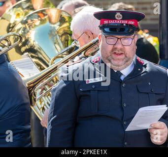Maidenhead, Berkshire, Großbritannien. 7. April 2023. Kirchengäste aus sechs verschiedenen Kirchen in Maidenhead, die sich heute am Osterfreitag in christlicher Einheit zusammengeschlossen haben, für die Kirchen zusammen in Maidenhead, jährlicher Zeugenspaziergang, durch die Stadt. Sie sangen Hymnen zur Musik der Heilsarmee und hörten bibelgebete, einschließlich des feierlichen Todes Jesu und seiner Kreuzigung. Kredit: Maureen McLean/Alamy Live News Stockfoto