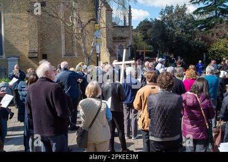Maidenhead, Berkshire, Großbritannien. 7. April 2023. Kirchengäste aus sechs verschiedenen Kirchen in Maidenhead, die sich heute am Osterfreitag in christlicher Einheit zusammengeschlossen haben, für die Kirchen zusammen in Maidenhead, jährlicher Zeugenspaziergang, durch die Stadt. Sie sangen Hymnen zur Musik der Heilsarmee und hörten bibelgebete, einschließlich des feierlichen Todes Jesu und seiner Kreuzigung. Kredit: Maureen McLean/Alamy Live News Stockfoto