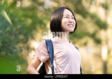 Frau im Wald mit Rucksack Stockfoto
