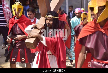 Guwahati, Guwahati, Indien. 7. April 2023. Christliche Gemeinschaft, die am Freitag, den 7. April 2023, in Guwahati Assam Indien an der religiösen Prozession teilnimmt. (Kreditbild: © Dasarath Deka/ZUMA Press Wire) NUR REDAKTIONELLE VERWENDUNG! Nicht für den kommerziellen GEBRAUCH! Kredit: ZUMA Press, Inc./Alamy Live News Stockfoto