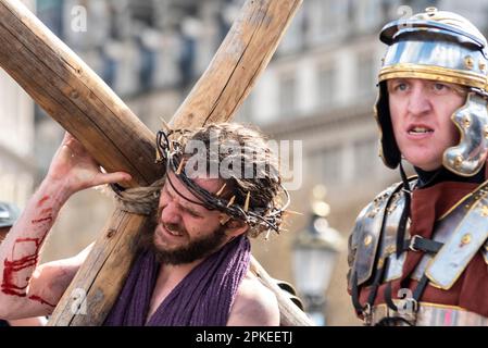 Trafalgar Square, London, Großbritannien. 7. April 2023. Am Karfreitag an Ostern präsentierte Wintershall die „Leidenschaft Jesu“, ein Stück nach der bibelgeschichte Christi durch die „Wunder“, das letzte Abendmahl, Und die Kreuzigung durch die Hände der Römer, bevor sie sich wieder erheben für die Auferstehung, alle benutzten den Trafalgar Square als Bühne für diese kostenlose öffentliche Veranstaltung. Eine große Menschenmenge in den vielen Tausend, die auf dem Platz eingepackt sind, und dabei zuschauen, wie Christus vom Schauspieler Peter Bergin dargestellt wird, der in der Rolle erstmals auftritt. Mit Dornenkrone, mit dem Kreuz Stockfoto