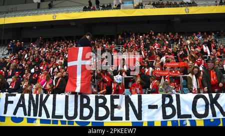 Malmö, Schweden. 07. April 2023. Eleda Stadion, Malmo, Schweden, April7. 2023: Dänische Fans vor dem Freundschaftsspiel zwischen Schweden und Dänemark am 7. 2023. April im Eleda Stadion in Malmo, Schweden (Peter Sonander/SPP). Guthaben: SPP Sport Press Photo. Alamy Live News Stockfoto