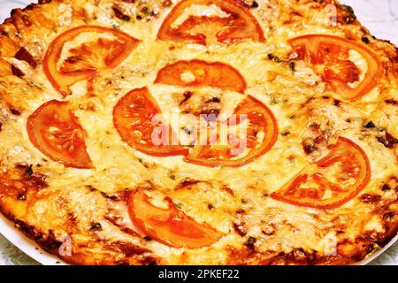 Fertig für gebackene Pizza. Köstliches italienisches Gericht mit verschiedenen Belägen Stockfoto