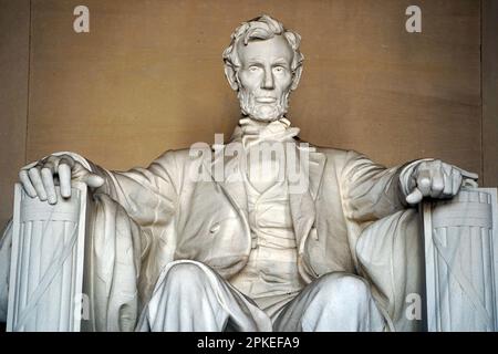 Washington DC, Abraham Lincoln Statue im Lincoln Memorial, erbaut zu Ehren des 16. Präsidenten der Vereinigten Staaten von Amerika USA Stockfoto