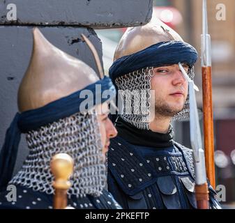 London, Großbritannien. 07. April 2023. Einhundert Wintershall-Spieler brachten ihre elektrische und bewegende Darstellung der letzten Tage Jesu zum Trafalgar Square für das jährliche Ereignis der Leidenschaft Jesu. Kredit: Paul Quezada-Neiman/Alamy Live News Stockfoto