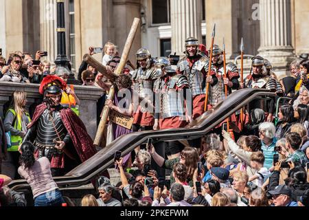 London, Großbritannien. 07. April 2023. Einhundert Wintershall-Spieler brachten ihre elektrische und bewegende Darstellung der letzten Tage Jesu zum Trafalgar Square für das jährliche Ereignis der Leidenschaft Jesu. Kredit: Paul Quezada-Neiman/Alamy Live News Stockfoto