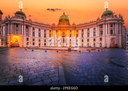 Wien, Österreich. Atemberaubender Blick auf die Hofburg in Wien, eingefangen vom Michaelerplatz. Stockfoto