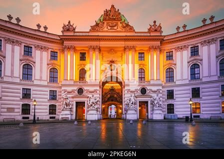 Wien, Österreich. Hofburg in Wien, gefangen am Michaelerplatz. Atemberaubender Blick auf die Blue Hour. Stockfoto