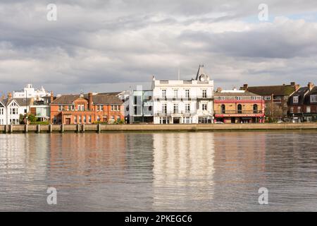 Die Waterman's Arms und die Bulls Head Pubs auf der Terrasse, Barnes, London, SW13, England, UK Stockfoto