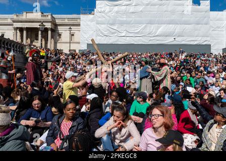 Trafalgar Square, London, Großbritannien. 7. April 2023. Am Karfreitag an Ostern präsentierte Wintershall die „Leidenschaft Jesu“, ein Stück nach der bibelgeschichte Christi durch die „Wunder“, das letzte Abendmahl, Und die Kreuzigung durch die Hände der Römer, bevor sie sich wieder erheben für die Auferstehung, alle benutzten den Trafalgar Square als Bühne für diese kostenlose öffentliche Veranstaltung. Eine große Menschenmenge in den vielen Tausenden, die auf dem Platz eingepackt sind, und dabei Christus beim Schauspieler Peter Bergin beobachten, der hier das Kreuz durch das Publikum trägt Stockfoto