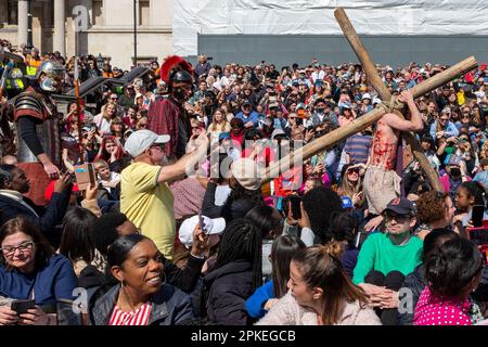 Trafalgar Square, London, Großbritannien. 7. April 2023. Am Karfreitag an Ostern präsentierte Wintershall die „Leidenschaft Jesu“, ein Stück nach der bibelgeschichte Christi durch die „Wunder“, das letzte Abendmahl, Und die Kreuzigung durch die Hände der Römer, bevor sie sich wieder erheben für die Auferstehung, alle benutzten den Trafalgar Square als Bühne für diese kostenlose öffentliche Veranstaltung. Eine große Menschenmenge in den vielen Tausenden, die auf dem Platz eingepackt sind, und dabei Christus beim Schauspieler Peter Bergin beobachten, der hier das Kreuz durch das Publikum trägt Stockfoto