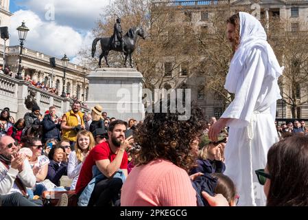 Trafalgar Square, London, Großbritannien. 7. April 2023. Am Karfreitag an Ostern präsentierte Wintershall die „Leidenschaft Jesu“, ein Stück nach der bibelgeschichte Christi durch die „Wunder“, das letzte Abendmahl, Und die Kreuzigung durch die Hände der Römer, bevor sie sich wieder erheben für die Auferstehung, alle benutzten den Trafalgar Square als Bühne für diese kostenlose öffentliche Veranstaltung. Eine große Menschenmenge in den vielen Tausend, die auf dem Platz eingepackt sind, und dabei Christus beim Debüt des Schauspielers Peter Bergin beobachten, der hier durch das Publikum läuft Stockfoto