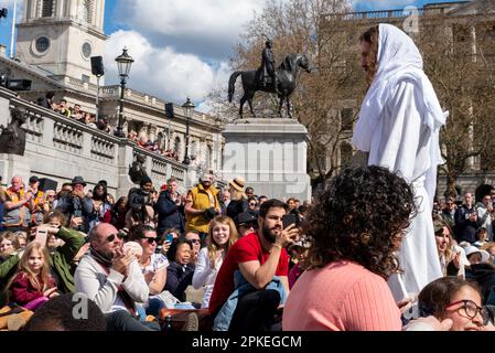 Trafalgar Square, London, Großbritannien. 7. April 2023. Am Karfreitag an Ostern präsentierte Wintershall die „Leidenschaft Jesu“, ein Stück nach der bibelgeschichte Christi durch die „Wunder“, das letzte Abendmahl, Und die Kreuzigung durch die Hände der Römer, bevor sie sich wieder erheben für die Auferstehung, alle benutzten den Trafalgar Square als Bühne für diese kostenlose öffentliche Veranstaltung. Eine große Menschenmenge in den vielen Tausend, die auf dem Platz eingepackt sind, und dabei Christus beim Debüt des Schauspielers Peter Bergin beobachten, der hier durch das Publikum läuft Stockfoto