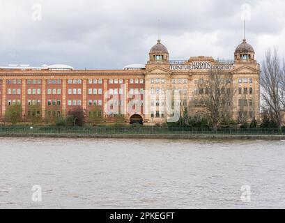 Harrods Depository - umgebaut in Luxuswohnungen, am Ufer der Themse, Barnes, London, SW13, England, UK. Stockfoto