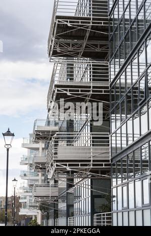 Balkons und Apartments mit Glasfront und Blick auf die Themse auf dem Thames Path in Fulham, London, England, Großbritannien Stockfoto