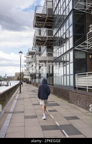 Balkons und Apartments mit Glasfront und Blick auf die Themse auf dem Thames Path in Fulham, London, England, Großbritannien Stockfoto