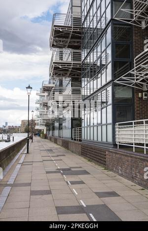 Balkons und Apartments mit Glasfront und Blick auf die Themse auf dem Thames Path in Fulham, London, England, Großbritannien Stockfoto