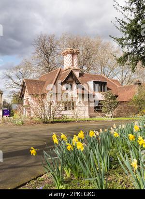 Die Gothic Lodge am Eingang zum Fulham Palace - das historische Haus und die Gärten des Bishop of London auf der Bishop's Avenue, Fulham, London, SW6, UK Stockfoto