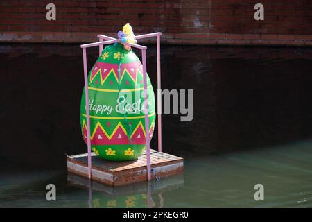 Maidenhead, Berkshire, Großbritannien. 7. April 2023. Ein riesiges Osterei, das auf einem Wasserweg in Maidenhead, Berkshire, schwebt und die Bewohner am Osterfeierwochenende mit einem Lächeln erfüllt. Kredit: Maureen McLean/Alamy Live News Stockfoto