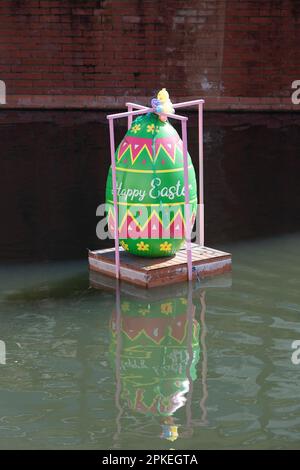 Maidenhead, Berkshire, Großbritannien. 7. April 2023. Ein riesiges Osterei, das auf einem Wasserweg in Maidenhead, Berkshire, schwebt und die Bewohner am Osterfeierwochenende mit einem Lächeln erfüllt. Kredit: Maureen McLean/Alamy Live News Stockfoto