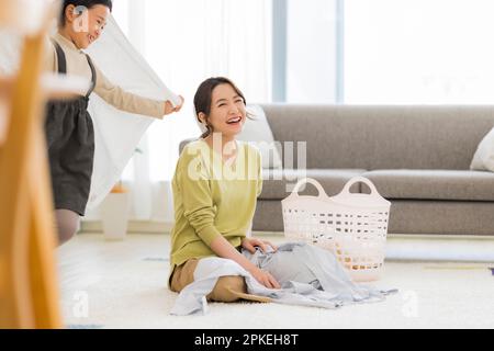 Faltbare Wäscherei für Mutter und Mädchen mit Handtuch bedeckt Stockfoto