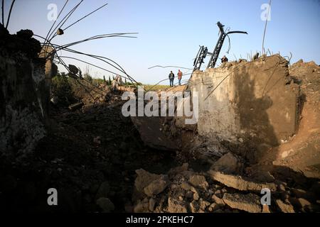 Beirut, Libanon. 7. April 2023. Libanesisches Volk inspiziert den Ort der israelischen Luftangriffe auf einer Brücke in der Nähe des palästinensischen Flüchtlingslagers Rashidieh im Südlibanon am 7. April 2023. Am frühen Freitagmorgen wurden in der libanesischen Stadt Tyre laute Explosionen zu hören, unmittelbar nachdem die israelischen Streitkräfte die Interimstruppe der Vereinten Nationen im Libanon (UNIFIL) darüber informiert hatten, dass sie eine Artillerieaktion auf Raketenstarts aus dem Südlibanon einleiten würden, erklärte die UN-Friedensorganisation in einer Presseerklärung. Kredit: Ali Hashisho/Xinhua/Alamy Live News Stockfoto