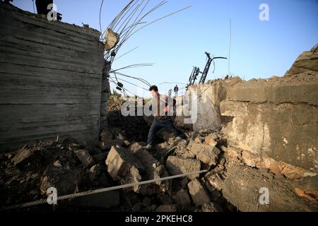 Beirut, Libanon. 7. April 2023. Libanesisches Volk inspiziert den Ort der israelischen Luftangriffe auf einer Brücke in der Nähe des palästinensischen Flüchtlingslagers Rashidieh im Südlibanon am 7. April 2023. Am frühen Freitagmorgen wurden in der libanesischen Stadt Tyre laute Explosionen zu hören, unmittelbar nachdem die israelischen Streitkräfte die Interimstruppe der Vereinten Nationen im Libanon (UNIFIL) darüber informiert hatten, dass sie eine Artillerieaktion auf Raketenstarts aus dem Südlibanon einleiten würden, erklärte die UN-Friedensorganisation in einer Presseerklärung. Kredit: Ali Hashisho/Xinhua/Alamy Live News Stockfoto