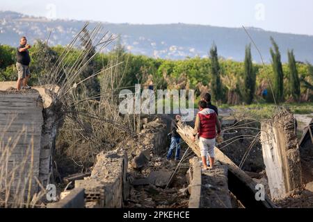 Beirut, Libanon. 7. April 2023. Libanesisches Volk inspiziert den Ort der israelischen Luftangriffe auf einer Brücke in der Nähe des palästinensischen Flüchtlingslagers Rashidieh im Südlibanon am 7. April 2023. Am frühen Freitagmorgen wurden in der libanesischen Stadt Tyre laute Explosionen zu hören, unmittelbar nachdem die israelischen Streitkräfte die Interimstruppe der Vereinten Nationen im Libanon (UNIFIL) darüber informiert hatten, dass sie eine Artillerieaktion auf Raketenstarts aus dem Südlibanon einleiten würden, erklärte die UN-Friedensorganisation in einer Presseerklärung. Kredit: Ali Hashisho/Xinhua/Alamy Live News Stockfoto