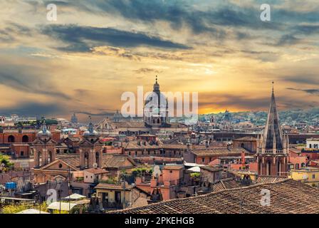 Blick auf die römischen Dächer und den Campus Martius vom Pincian Hill, Rom, Italien Stockfoto